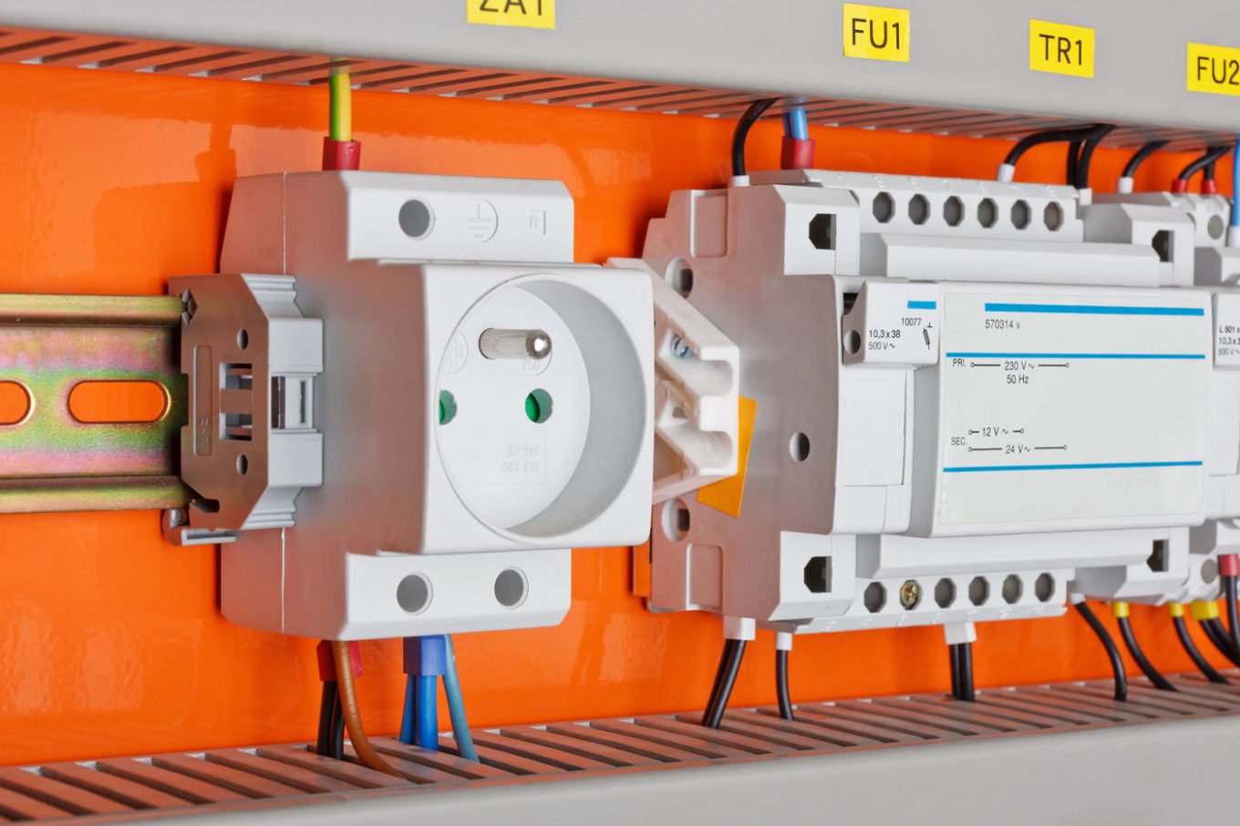 Montáže a opravy elektroinstalací